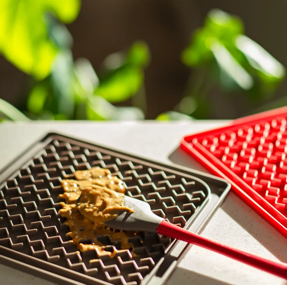 Messy Mutts - Silicone Feeding Mat With Spatula